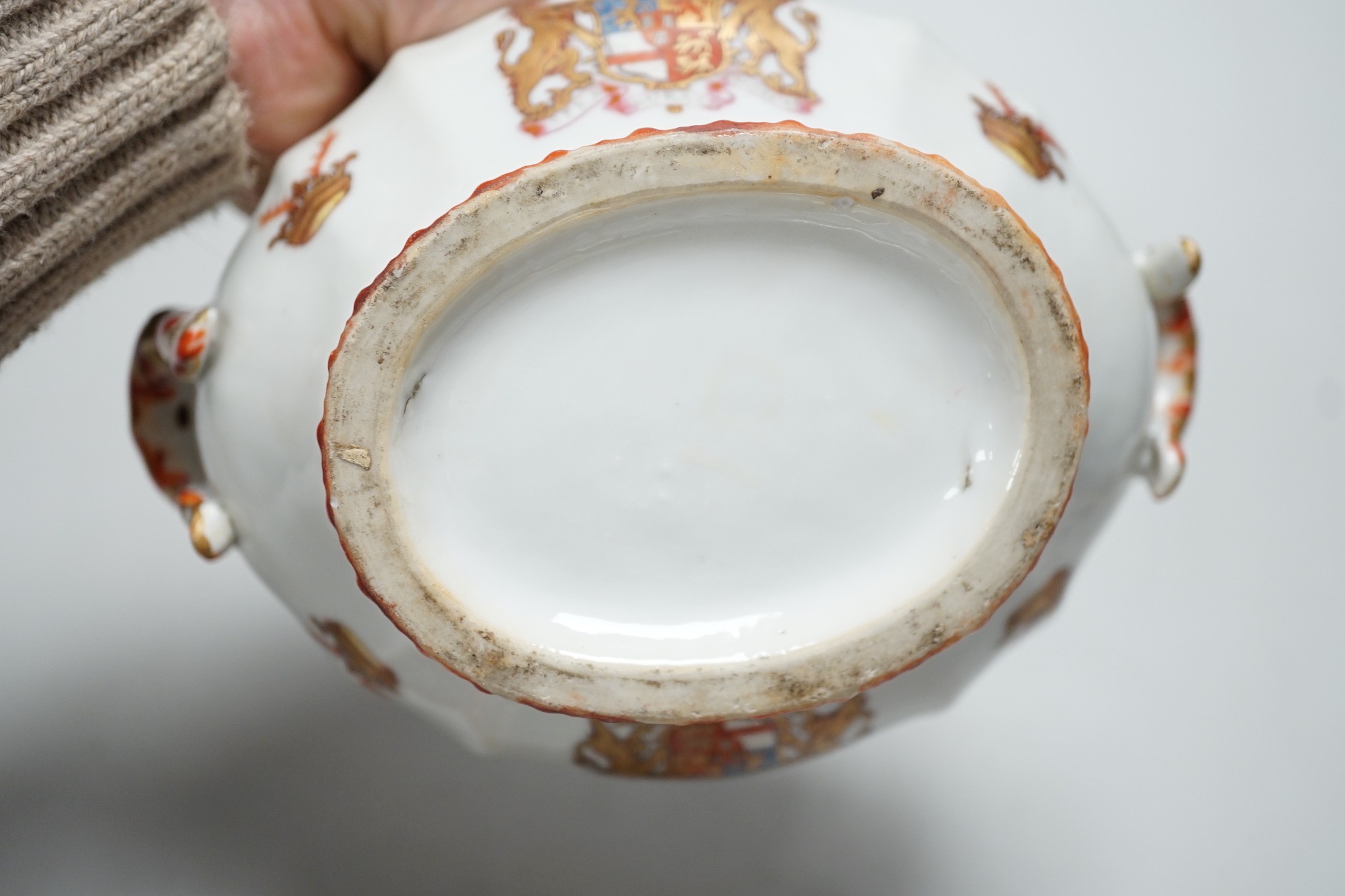 An 18th century Chinese Export armorial small tureen cover, William Nassau de Zuylestein, Earl of Rochford crest, 17cm handle to handle
